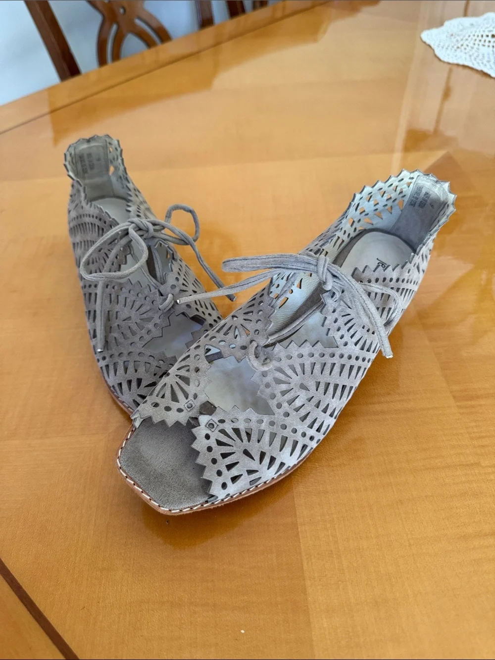 Jeffrey Campbell Light Gray Laser-Cut Peep-Toe Lace-Up Flats size 9
